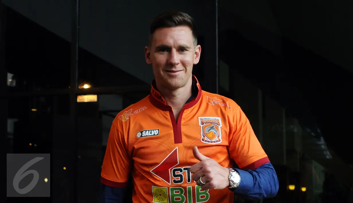 Shane Smeltz berpose usai penandatanganan kontrak dengan PBFC di Jakarta, Selasa (11/4). Shane Smeltz berstatus marquee player dan dikontrak oleh PBFC selama semusim. (Liputan6.com/Helmi Fithriansyah)