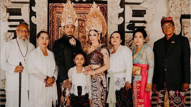 Jerinx SID bersama sang istri, Nola Alexandra (Foto: Instagram/@ncdpapl)