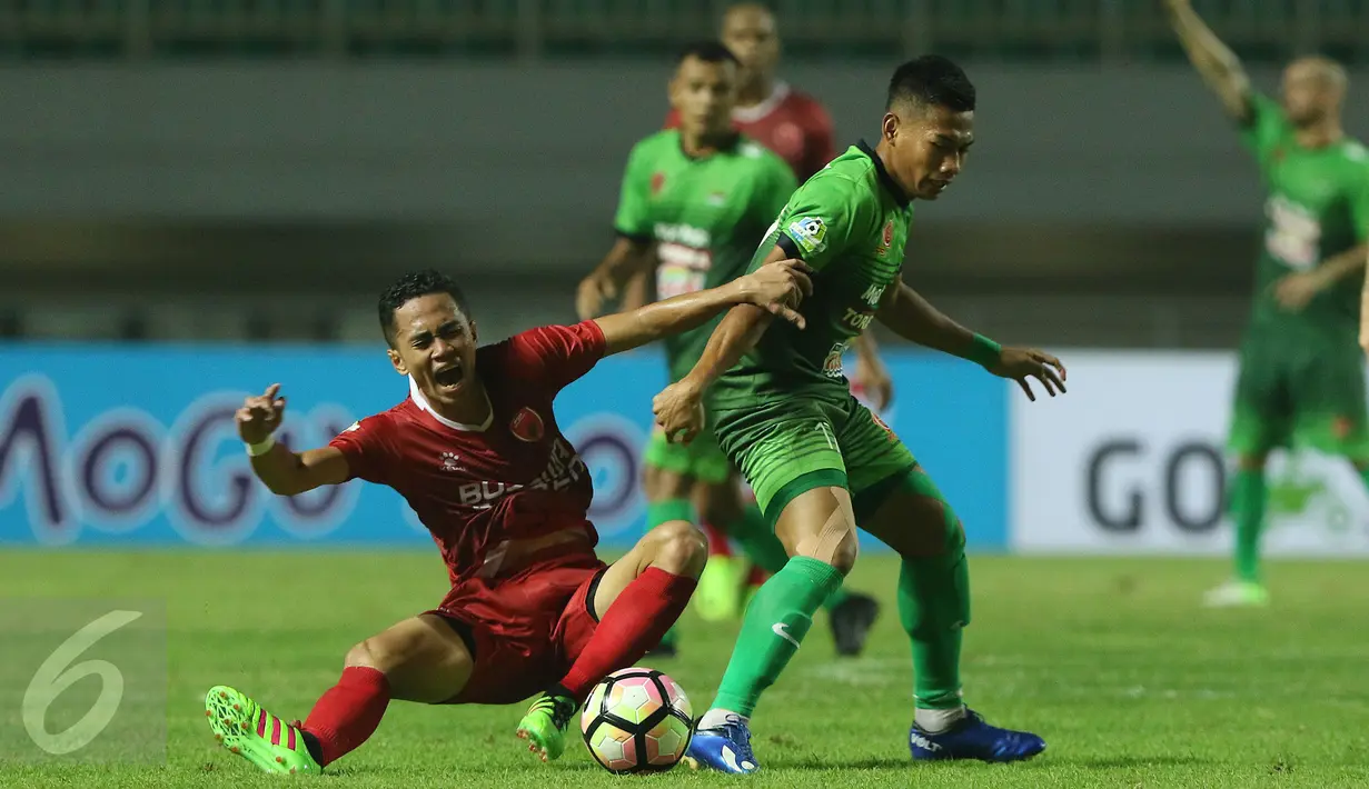 Penyerang PS TNI Ahmad Nufiandani berusaha melewati kawalan pemain PSM Makassar di lanjutan LIga 1 Indonesia di Stadion Pakansari, Cibinong, Kab Bogor, Senin (15/5). PS TNI unggul 2-1 atas PSM Makassar. (Liputan6.com/Helmi Fithriansyah)