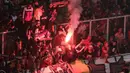 Suporter Persija Jakarta menyalakan flare saat merayakan gelar juara laga Liga 1 di SUGBK, Jakarta, Minggu (09/12). Persija Jakarta menang 2-1 atas Mitra Kukar. (Bola.com/M Iqbal Ichsan)