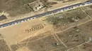 Citra satelit yang disediakan oleh Maxar Technologies menunjukkan militer dan truk Mesir mendekati perbatasan Gaza dengan Mesir pada 26 November 2023. Gencatan senjata antara Israel dan Hamas dimulai sejak Jumat, 24 November 2023. (Satellite image ©2023 Maxar Technologies via AP)