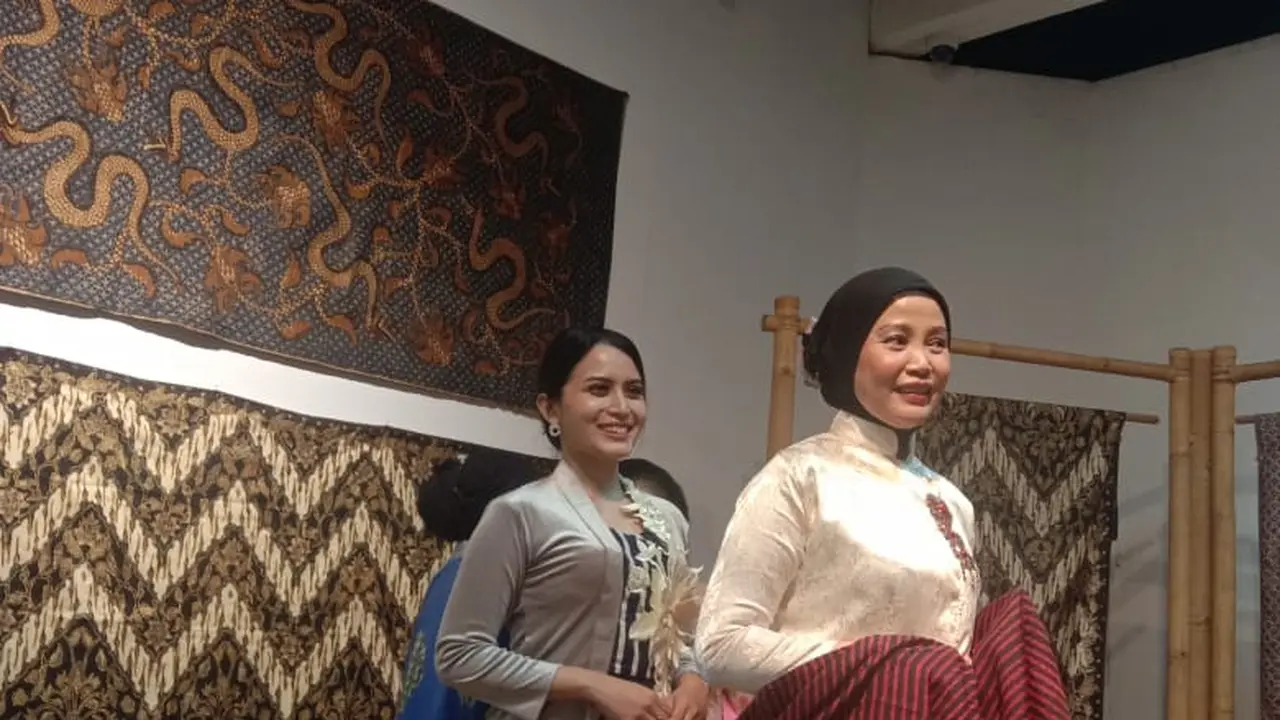 Peragaan kebaya dalam acara temu komunitas kebaya