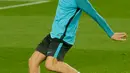 Bek Chelsea, Marcos Alonso menendang bola saat latihan tim di stadion Camp Nou di Barcelona (13/3). Pada leg pertama Chelsea bermain imbang 1-1 dengan Barcelona di Stadion Stamford Brigde, Inggris. (AFP Photo/Pau Barrena)