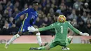 Penyerang Chelsea, Callum Hudson-Odoi berusaha memasukan bola ke gawang kiper Manchester United, David de Gea selama pertandingan lanjutan Liga Inggris di di stadion Stamford Bridge, London, Senin (29/11/2021). Chelsea masih di peringkat pertama dengan 30 poin. (AP Photo/Kirsty Wigglesworth)
