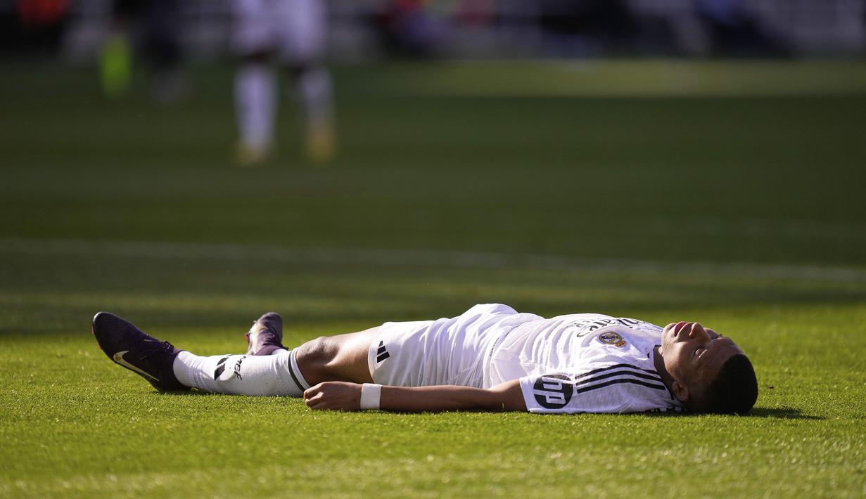 Pemain Real Madrid, Kylian Mbappe tergeletak kecewa setelah timnya kalah dari Barcelona dalam laga lanjutan Liga Spanyol 2024/2025 di Estadi Olimpic Lluis Companys, Barcelona, Spanyol, Minggu (11/05/2025) waktu setempat. (AP Photo/Jose Breton)