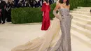Bintang film “Grown Ish” Yara Shahidi tampil elegan berbalut Dior Haute Couture Brown Embroidered  Silk Dress dengan Gold Tulle Cape. Penampilannya pun diperlengkap dengan perhiasan dari Cartier. (dok.Dior).