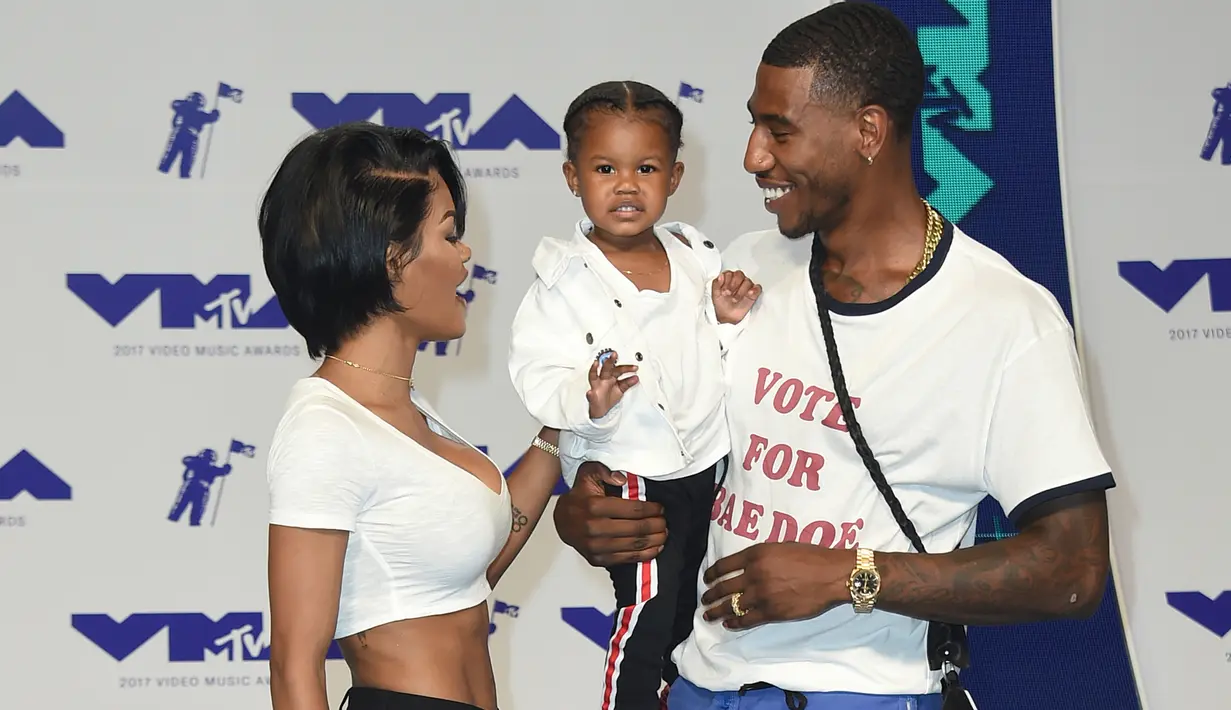 Teyana Taylor dan Iman Shumpert serta putri mereka, Iman menghadiri MTV Video Music Awards (VMA) 2017 di California, Minggu (27/8). MTV VMA merupakan salah satu acara penghargaan musik yang paling dinanti selain Grammy Awards. (Jordan Strauss/Invision/AP)