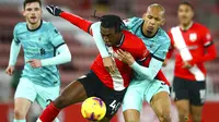 Gelandang Liverpool, Fabinho, berebut bola dengan pemaIn Southampton, San Nlundulu, pada laga Liga Inggris di Stadion St Mary's, Selasa (05/01/2021). Liverpool takluk 1-0 dari Southampton. (AP Photo/Michael Steele,Pool)