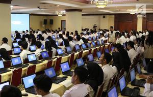 Peserta bersiap mengikuti tes Seleksi Kompetensi Dasar (SKD) calon pegawai negeri sipil (CPNS) di Gedung Wali Kota Jakarta Selatan, Jumat (26/10). Tes SKD CPNS diselenggarakan mulai 26 Oktober hingga 17 November 2018. (Liputan6.com/Immanuel Antonius)