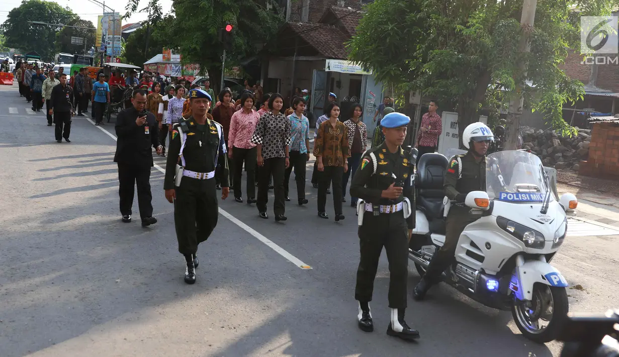 Pasukan perempuan berkemeja batik mengikuti simulasi kirab pernikahan Kahiyang-Bobby menuju Graha Saba Buana, Solo, Senin (6/11). Empat andong hingga moge digunakan dalam acara tersebut. (Liputan6.com/Angga Yuniar)