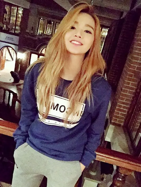 Ternyata kedekatan para pemain di lokasi syuting menjadi hal yang berharga untuk Hera, dalam mengejar karirnya, ia juga mencari pengalaman dan pembelajaran lewat senior-seniornya yang lain. (Instagram/z_hera)