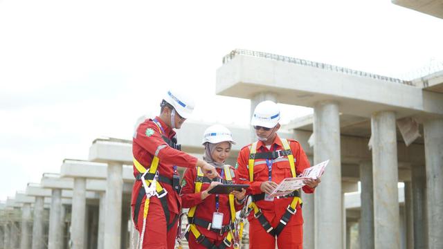 Para pekerja PT Wijaya Karya (Persero) Tbk (WIKA) di lapangan. WIKA mencatatkan perolehan kontrak baru Rp 15,5 triliun hingga September 2024. (Dok Wijaya Karya)