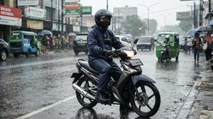 6 Tips Memakai Jas Hujan agar Air Tidak Masuk dari Bagian Leher, Lengan, dan Kaki