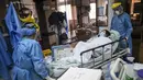 Petugas kesehatan memindahkan pasien COVID-19, di dalam ICU Rumah Sakit Samaritana di Bogota, Kolombia pada Kamis (3/6/2021). Kolombia menjadi hotspot pandemi yang mengalami gelombang ketiga infeksi COVID-19 dan lonjakan kematian. (AP Photo/Ivan Valencia)