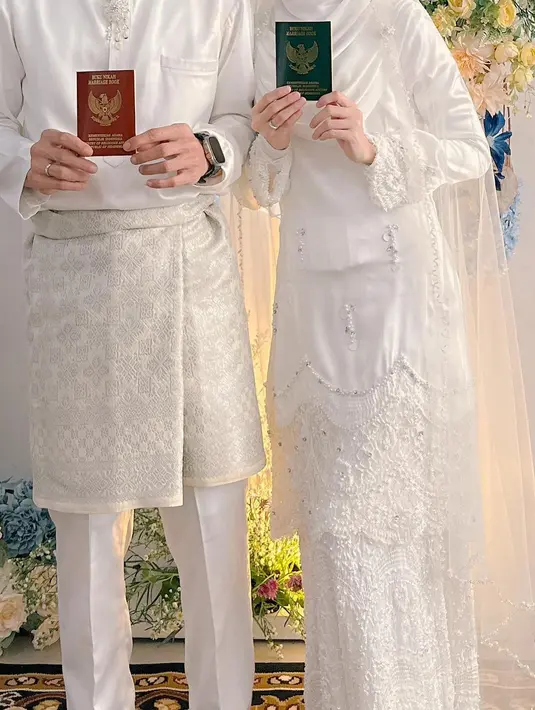 Senada dengan sang istri, Ikram juga mengenakan busana Melayu berupa baju koko dan sarung yang dilipat setengah di pinggangnya. [Instagram/larissachou]