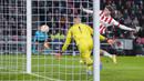 <p>Kiper Sevilla, Marko Dmitrovic berusaha menghalau bola dari ancaman pemain PSV, Guus Til dalam laga leg kedua babak playoff fase gugur Liga Europa 2022/2023 di Philips Stadium, Eindhoven, Jumat (24/2/2023). (AP Photo/Peter Dejong)</p>