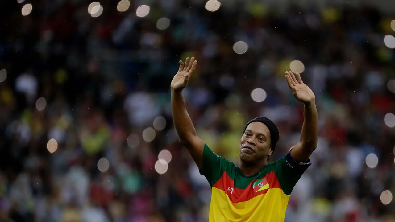 Aksi Ronaldinho di Laga Eksebisi untuk Para Korban Banjir