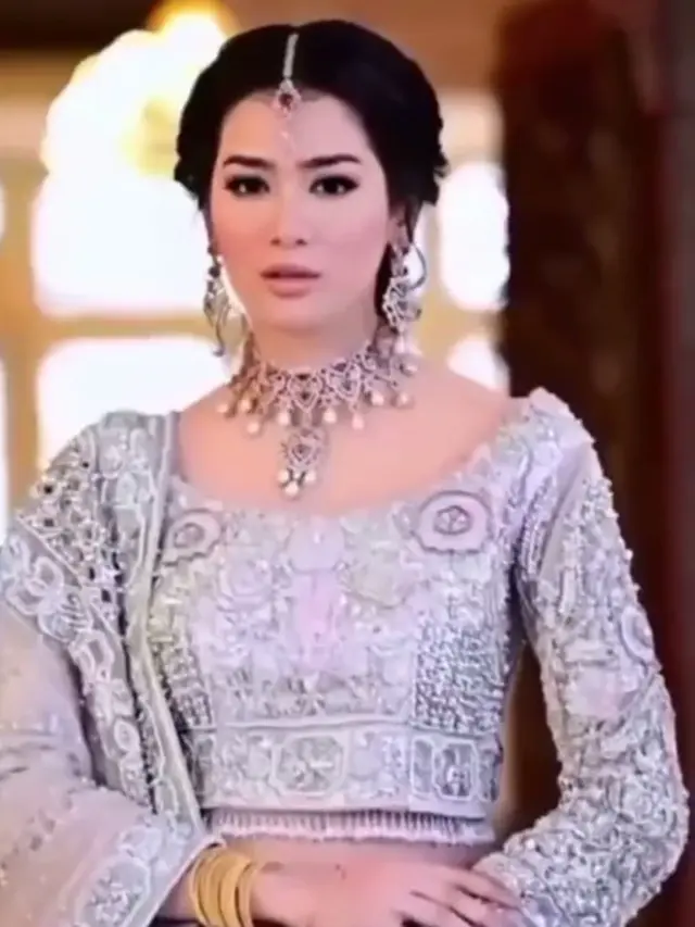 6 Potret Bunga Zainal Pakai Lehenga, Gayanya Bak Pengantin India