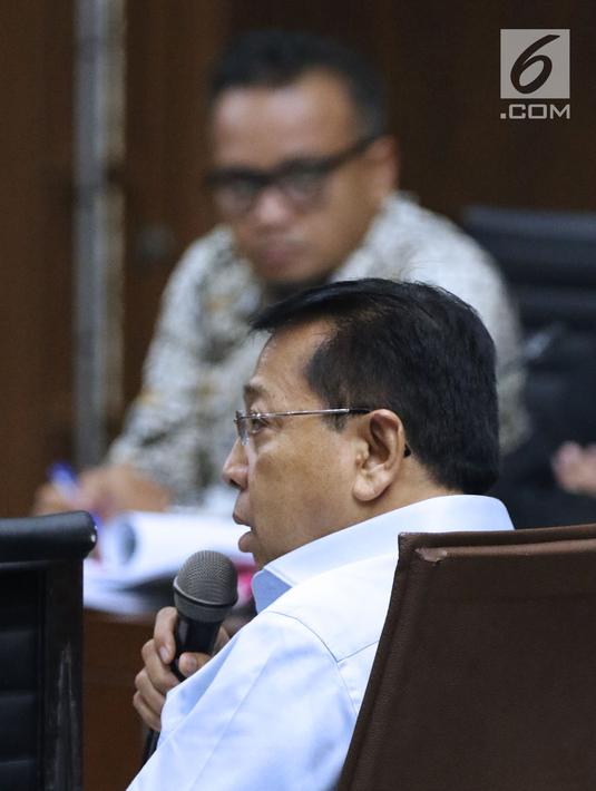 Setya Novanto (kedua kiri) menjawab pertanyaan saat menjadi saksi sidang lanjutan dugaan korupsi pengadaan e-KTP dengan terdakwa Irvanto Hendra Pambudi dan Made Oka Masagung di Pengadilan Tipikor, Jakarta, Selasa (18/9). (Liputan6.com/Helmi Fithriansyah)