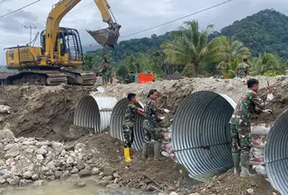 Pembuatan jembatan di lokasi bencana banjir