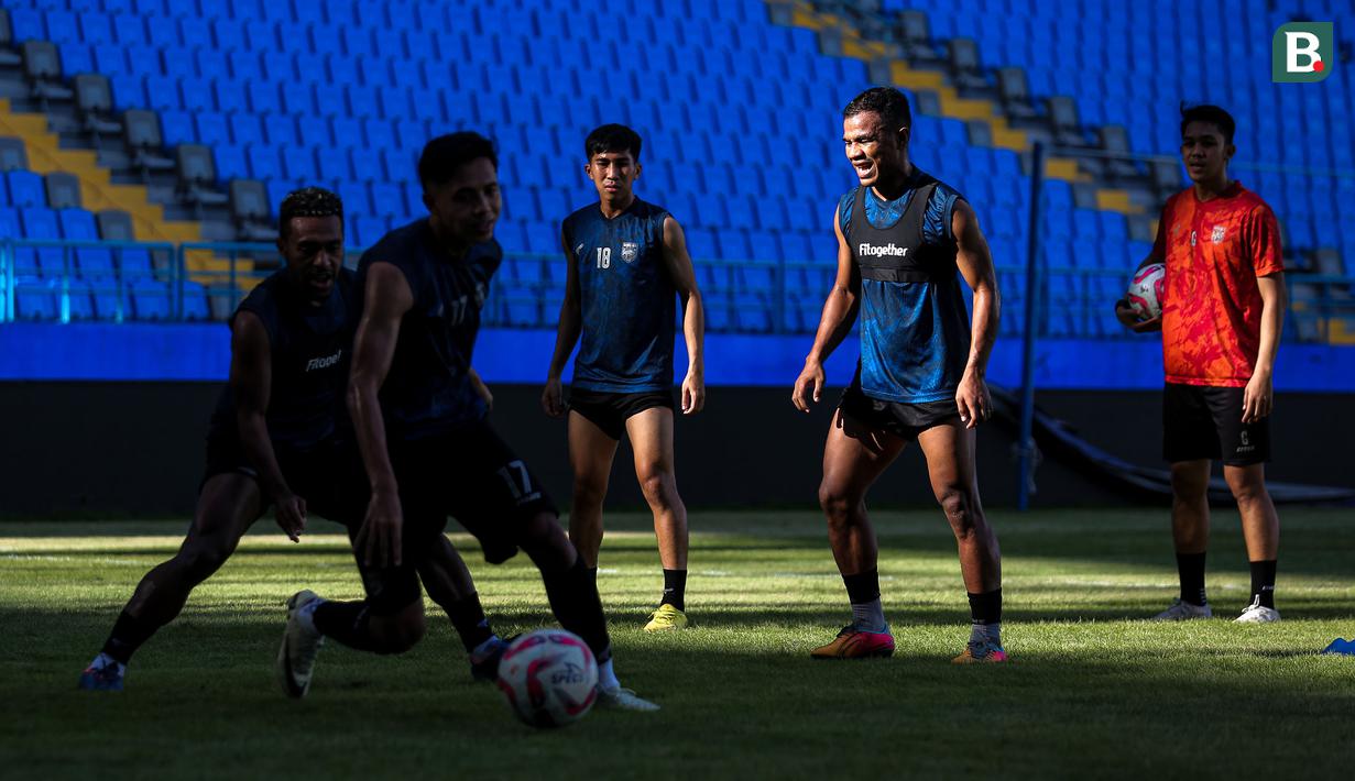 Pemain Borneo FC, Ikhsan Nul Zikrak (depan) menguasai bola saat sesi official training di Stadion Batakan, Balikpapan, Sabtu (18/5/2024) jelang laga leg kedua semifinal Championship Series BRI Liga 1 2023/2024 pada Minggu, 19 Mei 2024. (Bola.com/Bagaskara Lazuardi)