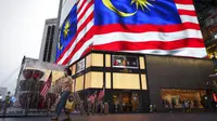 Orang-orang yang memakai masker menyeberang jalan di luar pusat perbelanjaan, di tengah wabah COVID-19 di Kuala Lumpur, Malaysia, Selasa (14/9/2021). Baru-baru ini, varian Mu atau B.1621 disebut sudah terdeteksi di Malaysia. (AP Photo/Vincent Thian)