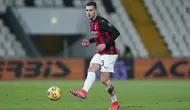 Bek AC Milan, Diogo Dalot mengumpan bola saat bertanding melawan Spezia pada pertandingan Liga Serie A Italia di stadion Alberto Picco, Italia, Minggu (14/2/2021). Hasil ini membuat Rossoneri gagal menjauh dari kejaran Inter Milan meski masih berada di puncak klasemen.  (Spada/LaPresse via AP)