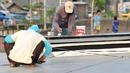 Sejumlah pekerja melakukan pengecatan arena skate di RPTRA Kalijodo, Jakarta, Selasa (6/6). Untuk menjaga kenyamanan saat bermain, arena skatepark RPTRA kalijodo yang rusak diperbaiki. (Liputan6.com/Yoppy Renato)