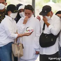 Pemakaman Ibunda Amanda Manopo (Muhammad Akrom Sukarya/Kapanlagi.com)