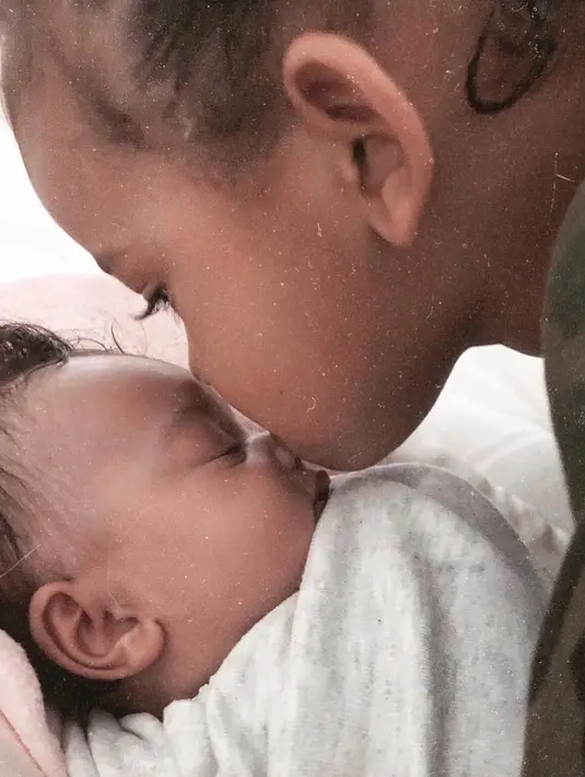 Kim Kardashian sendiri miliki anak ketiga dari rahim ibu pengganti. (instagram/kimkardashian)
