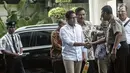 Sandiaga Uno saat tiba di gedung KPK, Jakarta, Selasa (23/5). Sandiaga tiba di KPK sekitar pukul 09.53 yang mengenakan kemeja putih didampingi sejumlah orang saat datang. (Liputan6.com/Helmi Afandi)