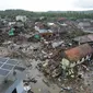Pemandangan dari udara kawasan pemukiman nelayan di Kampung Sumur Pesisir, Pandeglang, Banten, Selasa (24/12). Situasi Kampung Sumur gelap gulita karena listrik mati saat tsunami menerjang. (Merdeka.com/Arie Basuki)