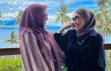 6 Potret Kebersamaan Umi Kalsum Ibunda Ayu Ting Ting dan Calon Besan, Liburan Bareng
