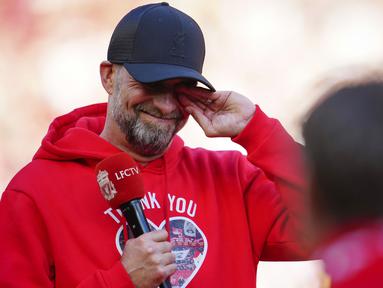Pelatih Liverpool, Jurgen Klopp, tak kuasa menahan air mata saat seremoni perpisahan setelah laga melawan Wolverhampton Wanderers pada pekan terakhir Liga Inggris di Stadion Anfield, Minggu (19/05/2024). (AP Photo/Jon Super)