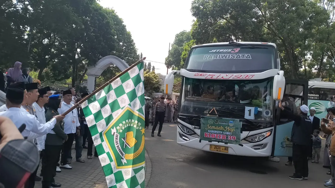 Forkopimda Garut tengah melepas salah satu kloter jemaah haji asal Garut di Gedung Pendopo Garut pada musim haji 2024. (Liputan6.com/Jayadi Supriadin)