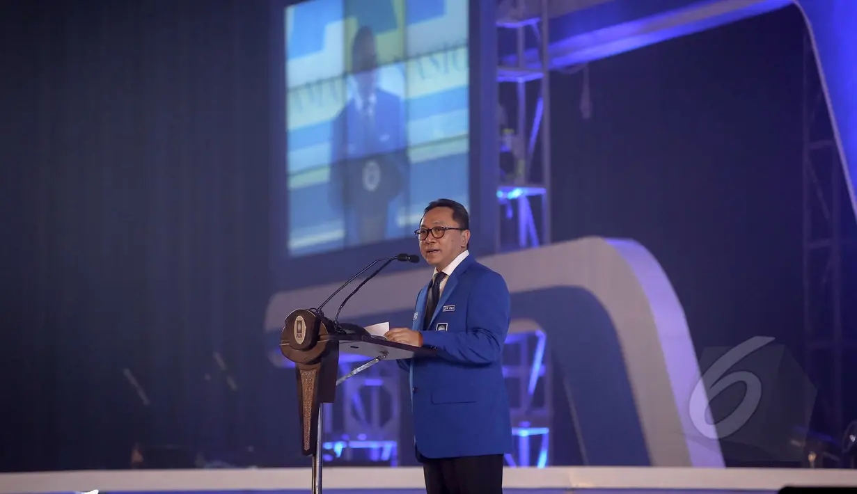 Ketum PAN, Zulkifli Hasan memberi sambutan dalam acara pembukaan Rakernas PAN di Jakarta, Rabu (6/5). Dalam acara itu juga dilantik Pengurus Dewan Pimpinan Pusat Partai Amanat Nasional Periode 2015-2020. (Liputan6.com/Faizal Fanani)