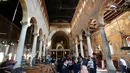 Pejabat keamanan melakukan penyelidikan menyusul ledakan bom yang menghantam Gereja Katedral Koptik di Kairo, Mesir, Minggu (11/12). Hingga saat ini belum ada pihak yang mengaku bertanggung jawab atas ledakan tersebut. (REUTERS/Amr Abdallah Dalsh)