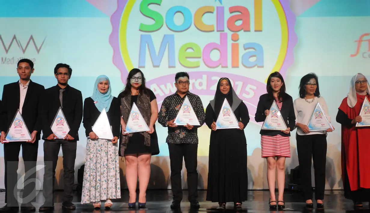 Sejumlah perwakilan perusahaan penerima penghargaan Social Media Award 2015 berpose bersama usai menerima penghargaan di Jakarta, Kamis (22/10). Penghargaan didasarkan hasil riset dua lembaga, Media Wave dan Survey One. (Liputan6.com/Helmi Fithriansyah)