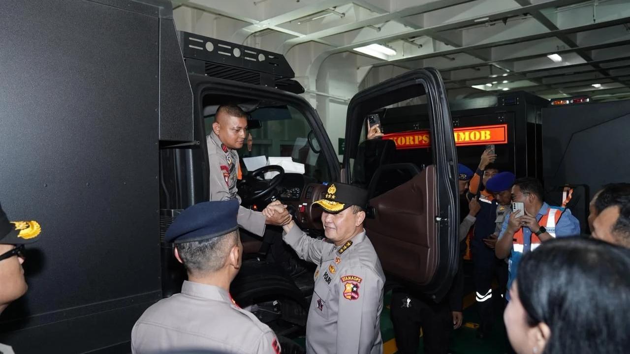 FOTO: Polri dan Pelni Kirim Personel dan Logistik ke Wilayah Bencana Sumatera