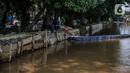 Kondisi bantaran Kali Induk Kramat Jati, Jakarta, Rabu(18/5/2022). Pemprov DKI Jakarta melalui Dinas Sumber Daya Air (SDA) berencana akan menormalisasi Kali Induk secara keseluruhan guna mencegah banjir yang melanda kawasan tersebut saat hujan deras mengguyur. (Liputan6.com/FaizaL Fanani)