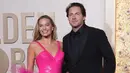 Si barbie dunia nyata, Margot Robbie tampil cantik dengan v-neck dress berwarna pink. Di sampingnya ada sang suami, Tom Ackerley yang tampil tampan dengan setelan jas hitamnya.  [@elleromania]