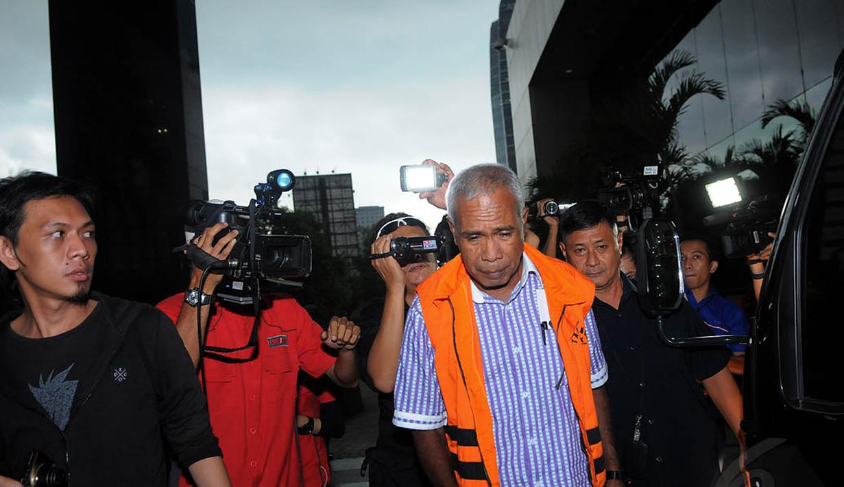 Komisi Pemberantasan Korupsi (KPK) memeriksa Bupati Biak Numfor Yesaya Sombuk, Jakarta, Rabu (25/6/14). (Liputan6.com/Faisal R Syam)