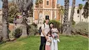 Pasangan yang menikah pada 2016 ini juga menunjukkan video singkat perjalanan mereka selama liburan di Israel. Salah satunya saat mengunjungi sebuah gereja yang ada di sana. Sebelumnya, keluarga artis ini juga sempat menikmati liburan di Pulau Dewata Bali. (Liputan6.com/IG/@samuel_zylgwyn)