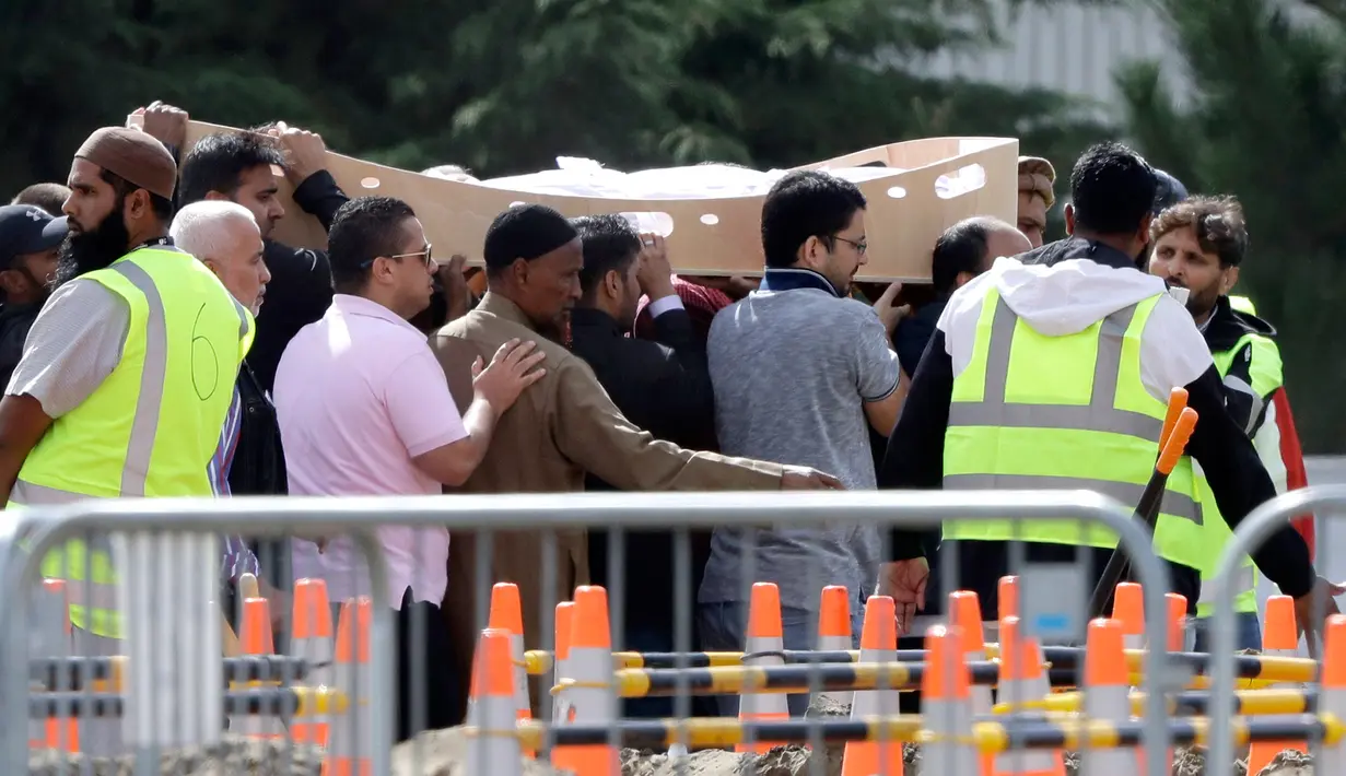 Pelayat membawa jenazah korban penembakan masjid untuk dimakamkan di Memorial Park Cemetery, Christchurch, Selandia Baru, Rabu (20/3). Keluarga korban mulai memakamkan korban penembakan masjid di Christchurch. (AP Photo/Mark Baker)
