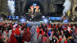 Penampilan Band Noah dalam acara Annual Gathering "JICT Family Day 2016 di Dufan, Taman Impian Jaya Ancol, Jakarta, Minggu (11/12). Acara yang dihadiri keluarga besar JICT itu mengusung Tema 'We Are One JICT. (Liputan6.com/Herman Zakharia)