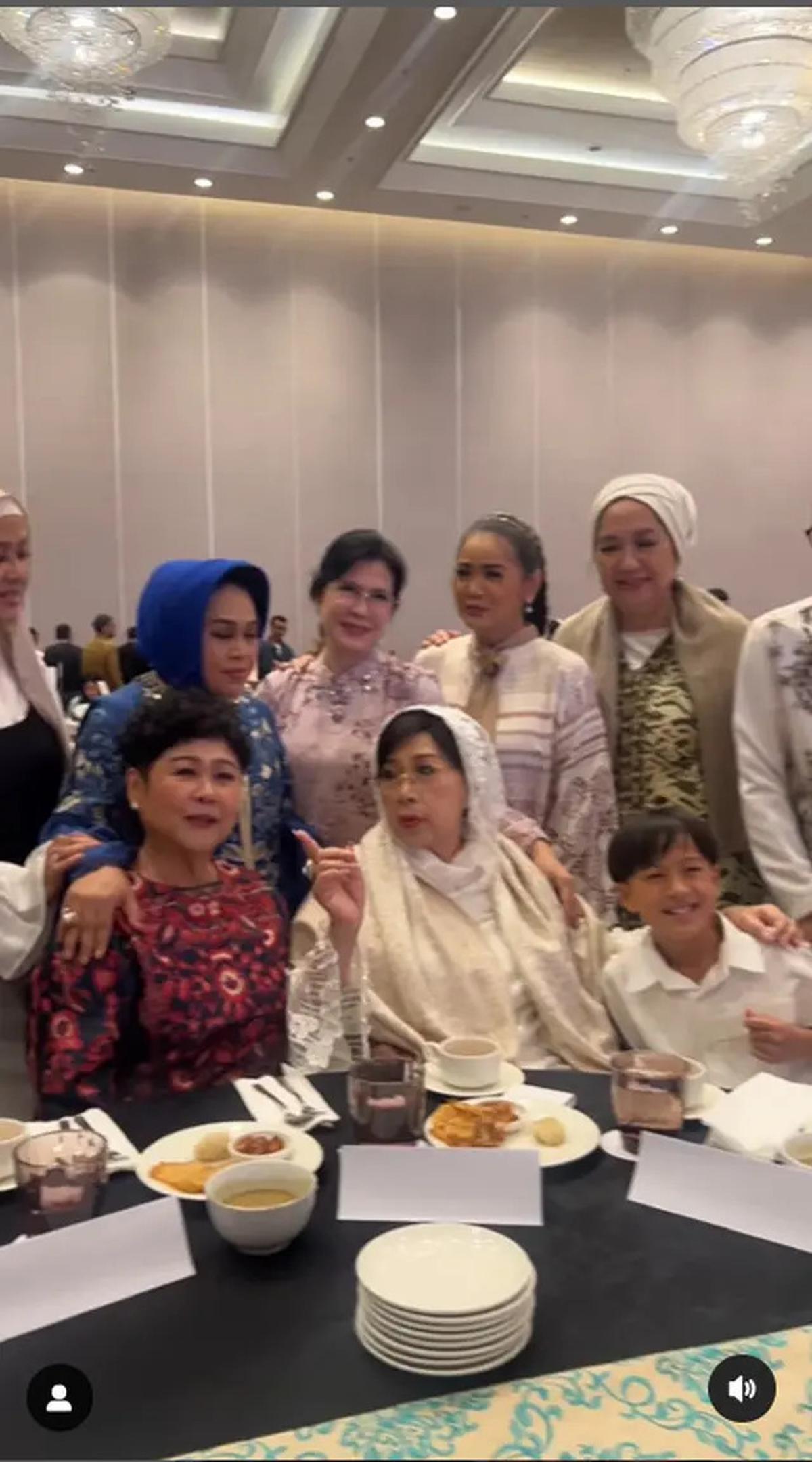6 Potret Titiek Puspa Penuhi Undangan SBY dan Kumpul Bareng Artis Senior Sebelum Sakit
