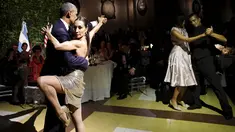 Presiden Barack Obama, dan istrinya, Michelle Obama, berdansa tango dengan penari dalam jamuan makan malam kenegaraan bersama Presiden Argentina Mauricio Macri di Buenos Aires, Argentina, (23/3). (REUTERS/Carlos Barria)
