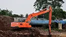 Pengerukan ini dilakukan untuk memperdalam Sungai Ciliwung agar disaat hujan lebat air tidak meluap menyebabkan banjir, Jakarta, Senin (16/6/2014) (Liputan6.com/Faizal Fanani)