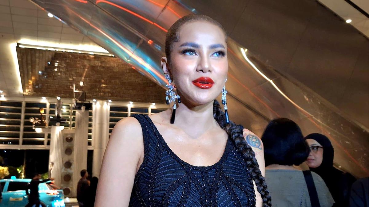 Olla Ramlan Datang Sendirian ke Resepsi Luna Maya dan Maxime Bouttier, Tampil Merah Merona