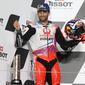 Pembalap Pramac Racing, Johann Zarco naik podium kedua pada balapan MotoGP Doha di Sirkuit Losail, Senin (5/4/2021) dinihari WIB. (AFP/Karim Jaafar)